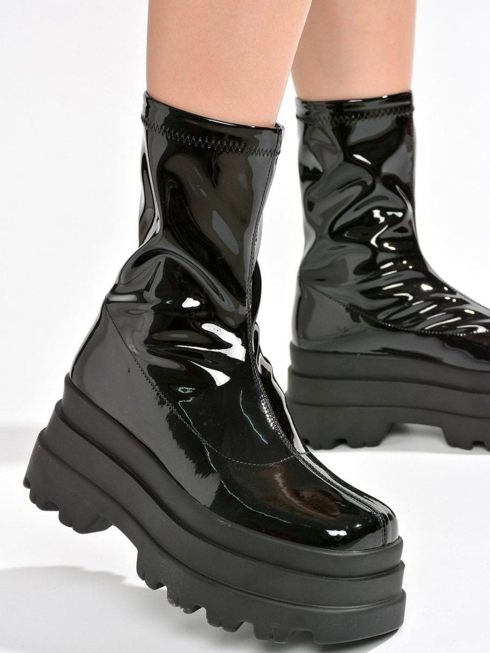💋NEW💋 CAPE ROBBIN Beluga Shiny Patent Lug Platform Booties In Black  Size 6